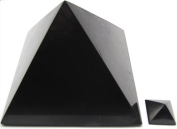 Šungitová pyramida leštěná 15x15cm